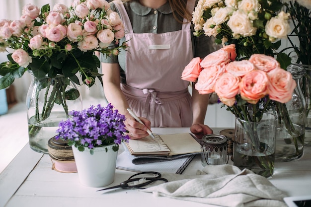 Foto seção média de um buquê de rosas na mesa