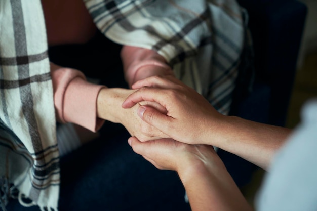 Seção média de um casal de mãos dadas