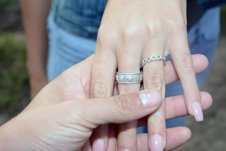 Foto seção média de um casal de mãos dadas