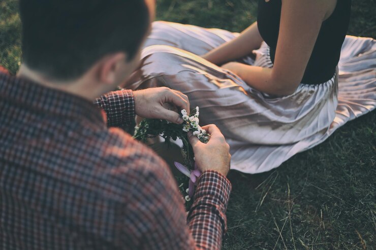 Foto seção média de um casal sentado no parque