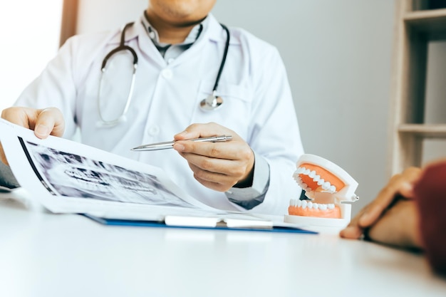 Seção média de um dentista analisando raios-X em um hospital