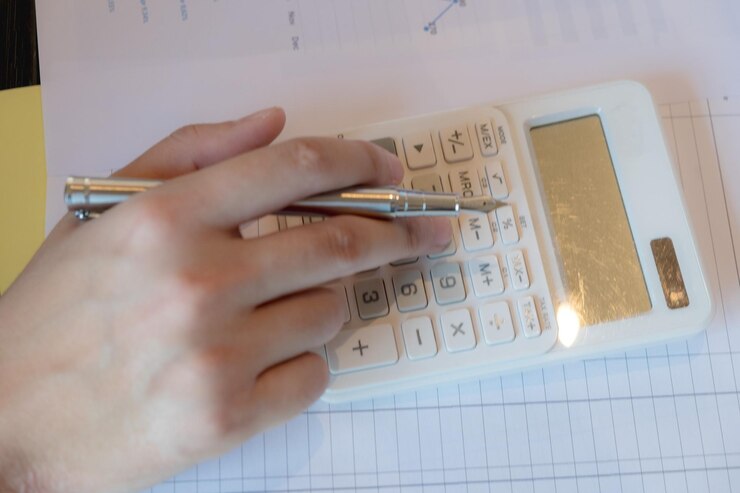 Foto seção média de um empresário a trabalhar na mesa