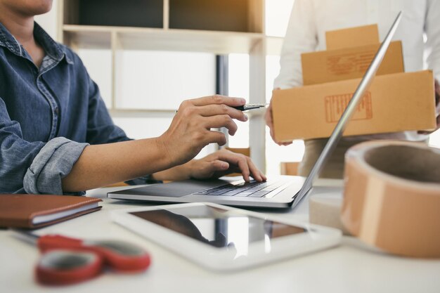 Foto seção média de um empresário a trabalhar na mesa