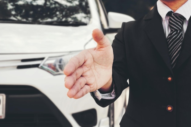 Foto seção média de um empresário fazendo gestos contra o carro