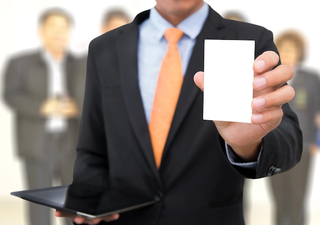 Seção média de um empresário segurando um cartão de visita em branco