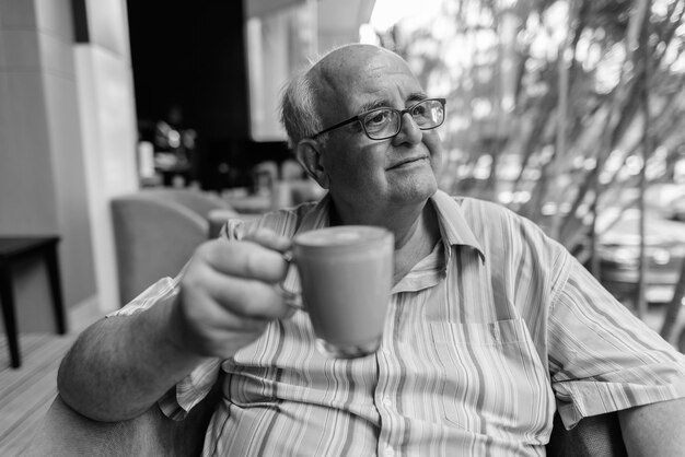 Foto seção média de um homem a beber café