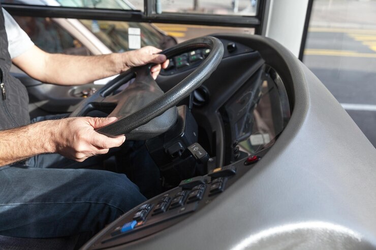 Foto seção média de um homem a conduzir um autocarro