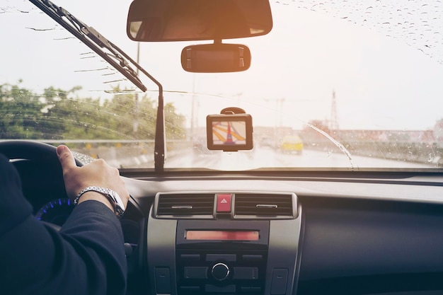 Seção média de um homem a conduzir um automóvel