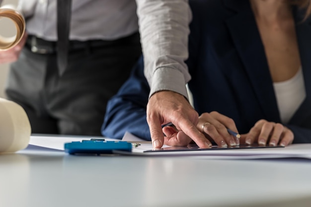 Seção média de um homem a trabalhar à mesa