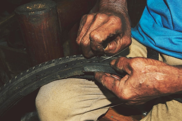 Foto seção média de um homem a trabalhar num pneu