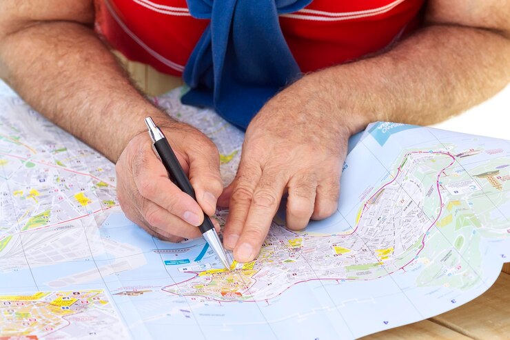 Foto seção média de um homem apontando para o mapa na mesa