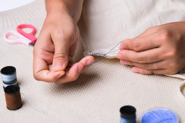 Seção média de um homem brincando com blocos de brinquedo