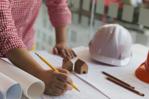 Seção média de um homem brincando com texto na mesa