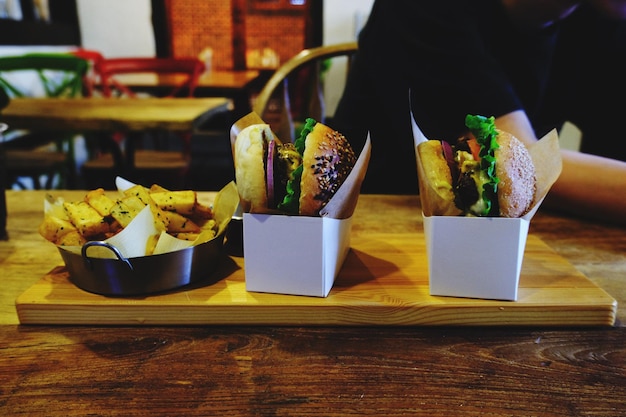 Foto seção média de um homem com comida na mesa em um restaurante