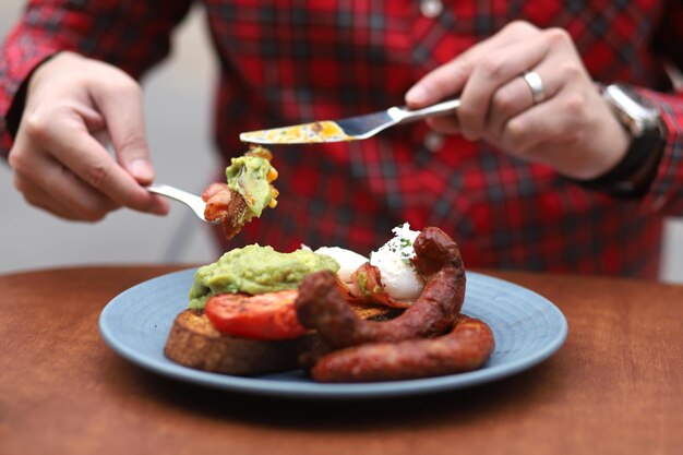 Foto seção média de um homem com comida na mesa