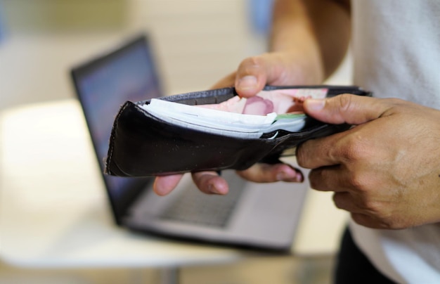 Foto seção média de um homem com papel-moeda na carteira
