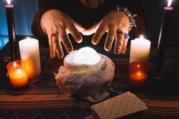 Foto seção média de um homem com velas acesas