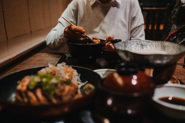 Foto seção média de um homem comendo comida