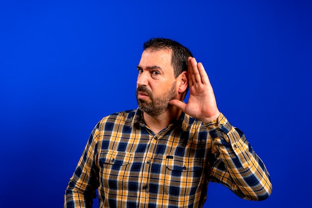 Foto seção média de um homem contra um fundo azul