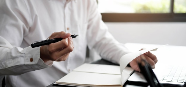 Seção média de um homem de negócios a trabalhar no escritório