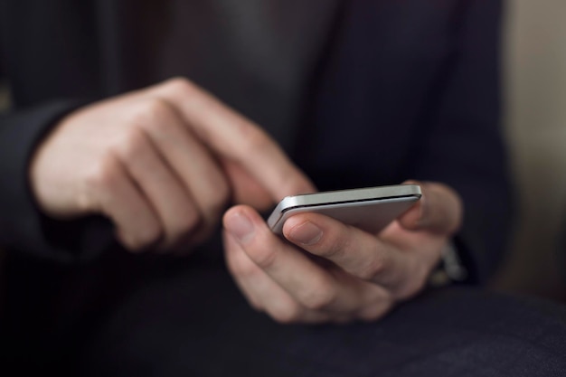 Seção média de um homem de negócios usando o telefone