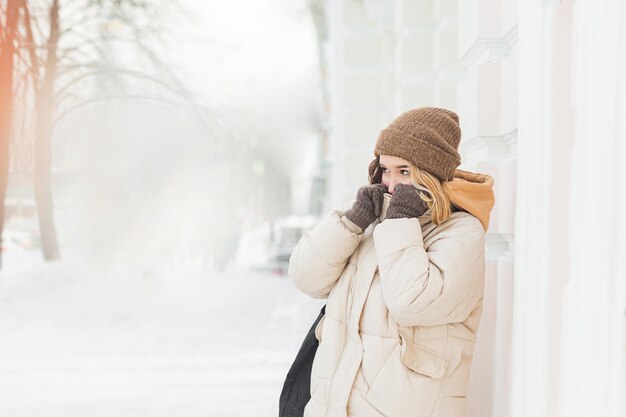 Foto seção média de um homem de pé na neve