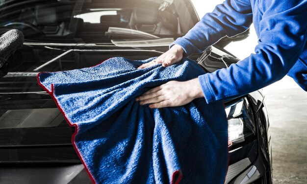 Foto seção média de um homem de pé no carro