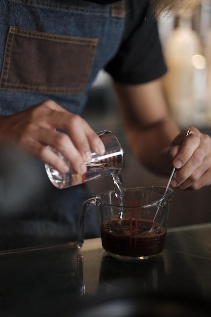 Seção média de um homem derramando vinho em um copo