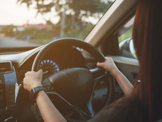 Foto seção média de um homem em um carro