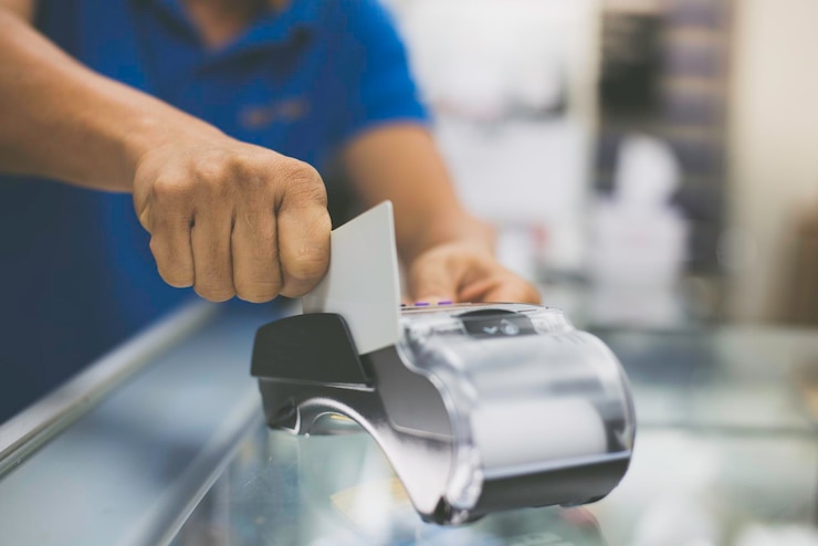 Foto seção média de um homem fazendo pagamento de cartão de crédito por máquina