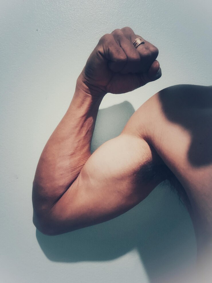 Foto seção média de um homem fazendo rosto contra um fundo branco