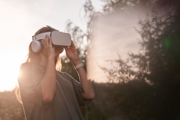 Foto seção média de um homem fotografando através de um telefone móvel