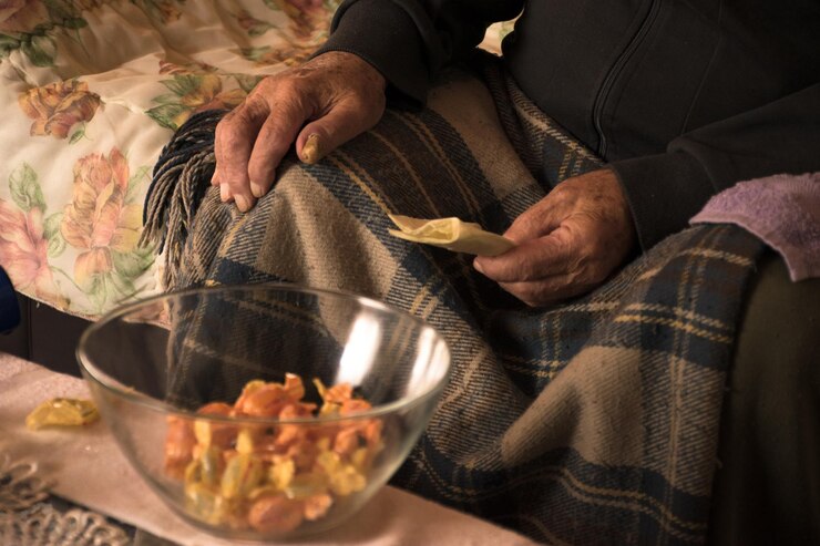 Foto seção média de um homem idoso com comida em uma tigela na mesa