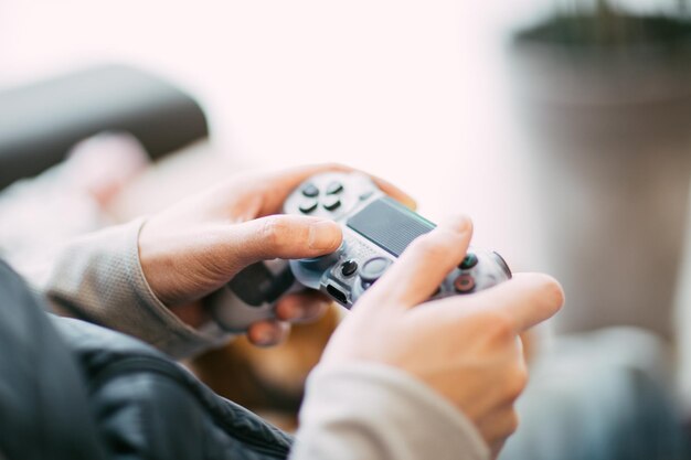 Foto seção média de um homem jogando videogame em casa