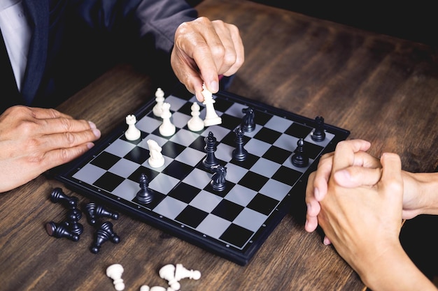 Foto seção média de um homem jogando xadrez com um amigo