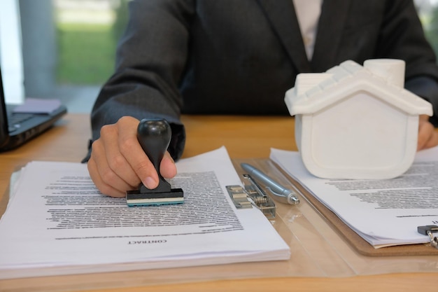 Foto seção média de um homem lendo um livro na mesa