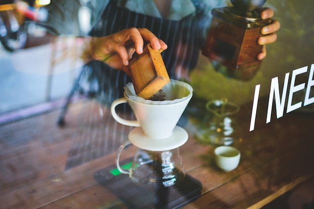 Foto seção média de um homem preparando comida em uma mesa de vidro