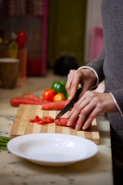 Foto seção média de um homem preparando comida em uma tábua de cortar