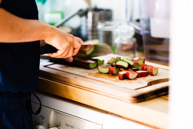 Foto seção média de um homem preparando comida na cozinha em casa