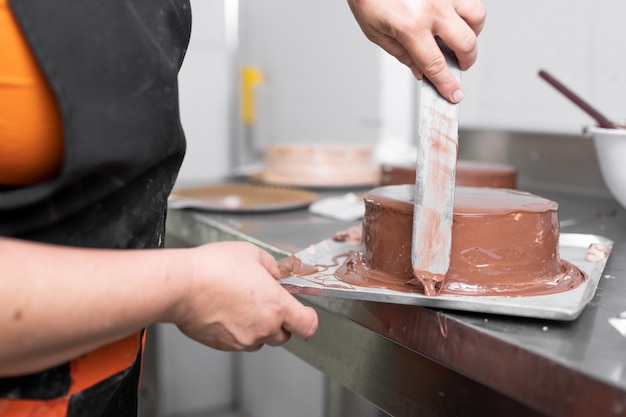 Foto seção média de um homem preparando comida na cozinha