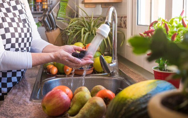 Seção média de um homem preparando comida na cozinha