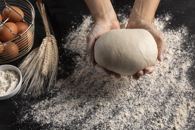 Foto seção média de um homem preparando comida na cozinha