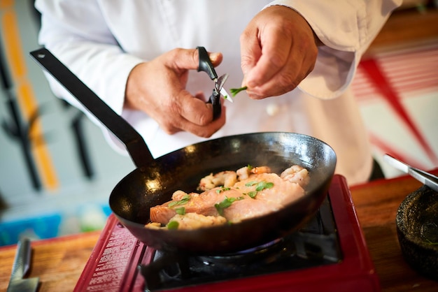 Foto seção média de um homem preparando comida na cozinha