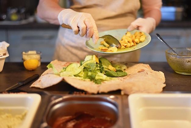 Foto seção média de um homem preparando comida na cozinha