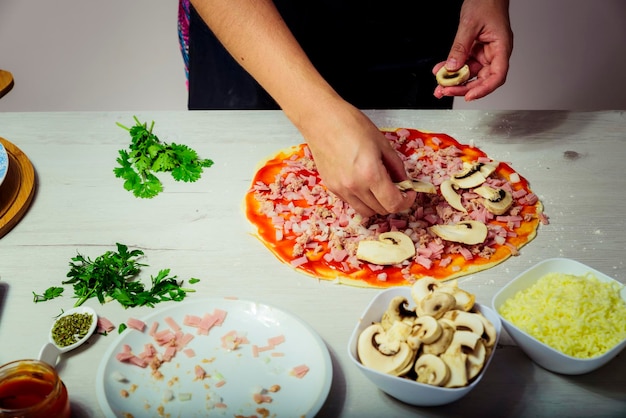 Foto seção média de um homem preparando comida na mesa