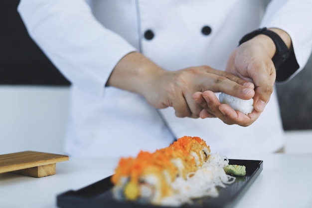 Foto seção média de um homem preparando comida na mesa