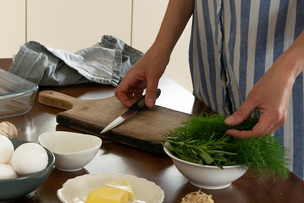 Foto seção média de um homem preparando comida na mesa