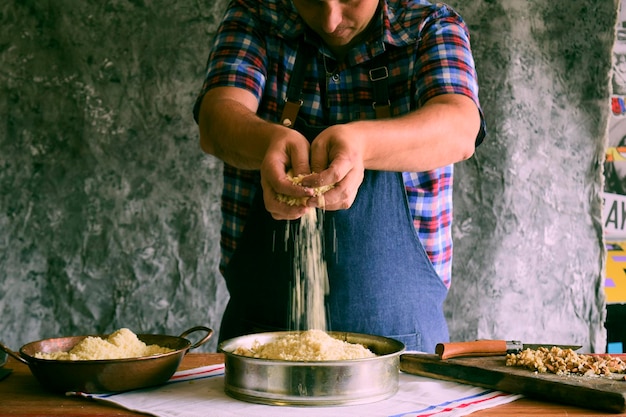 Foto seção média de um homem preparando comida na mesa