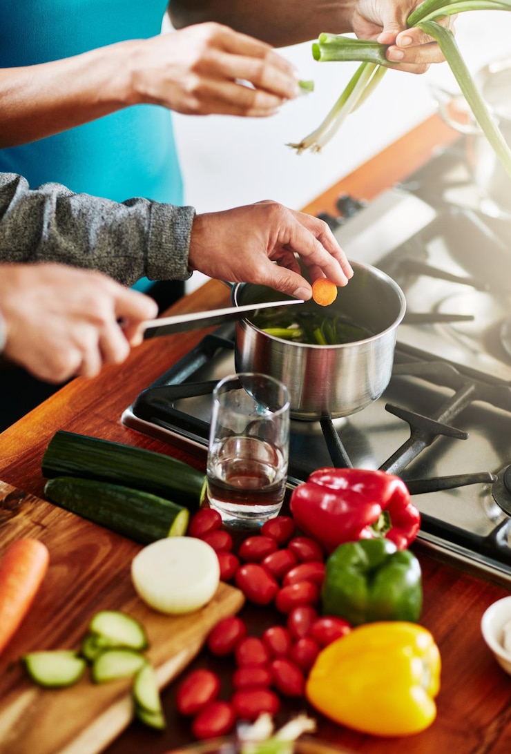 Foto seção média de um homem preparando comida na mesa