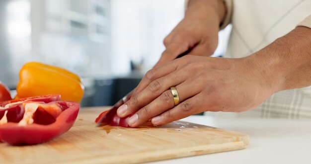 Foto seção média de um homem preparando comida